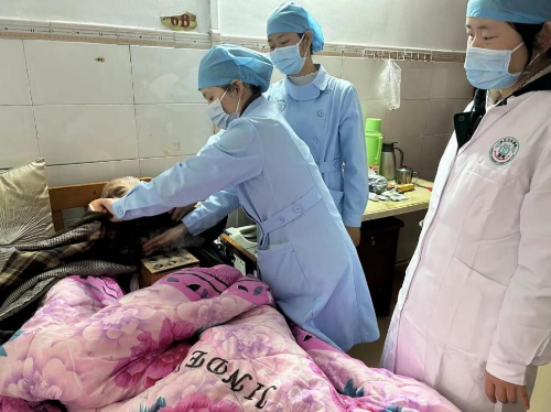 關愛老人暖夕陽 白鶴洞街道社區衛生服務中心舉辦“中醫保健進養老院”義診活動